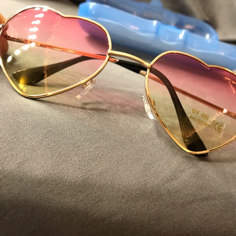 💓💛Heart Shaped Sunglasses💛💞